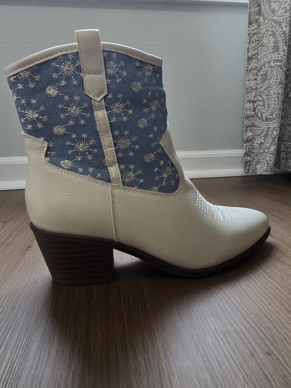 Olivia & Kate White Blue Floral Western Cowboy Ankle Boots Size 9 NEW - Picture 3 of 9